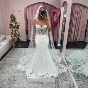 Maggie Sottero wedding dress 
Never been worn
Size 4/6 
Ready for alterations